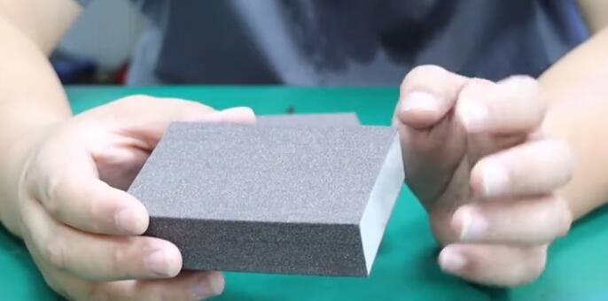 「深圳海绵砂纸」双面海绵砂比传统水磨打磨更快吗？